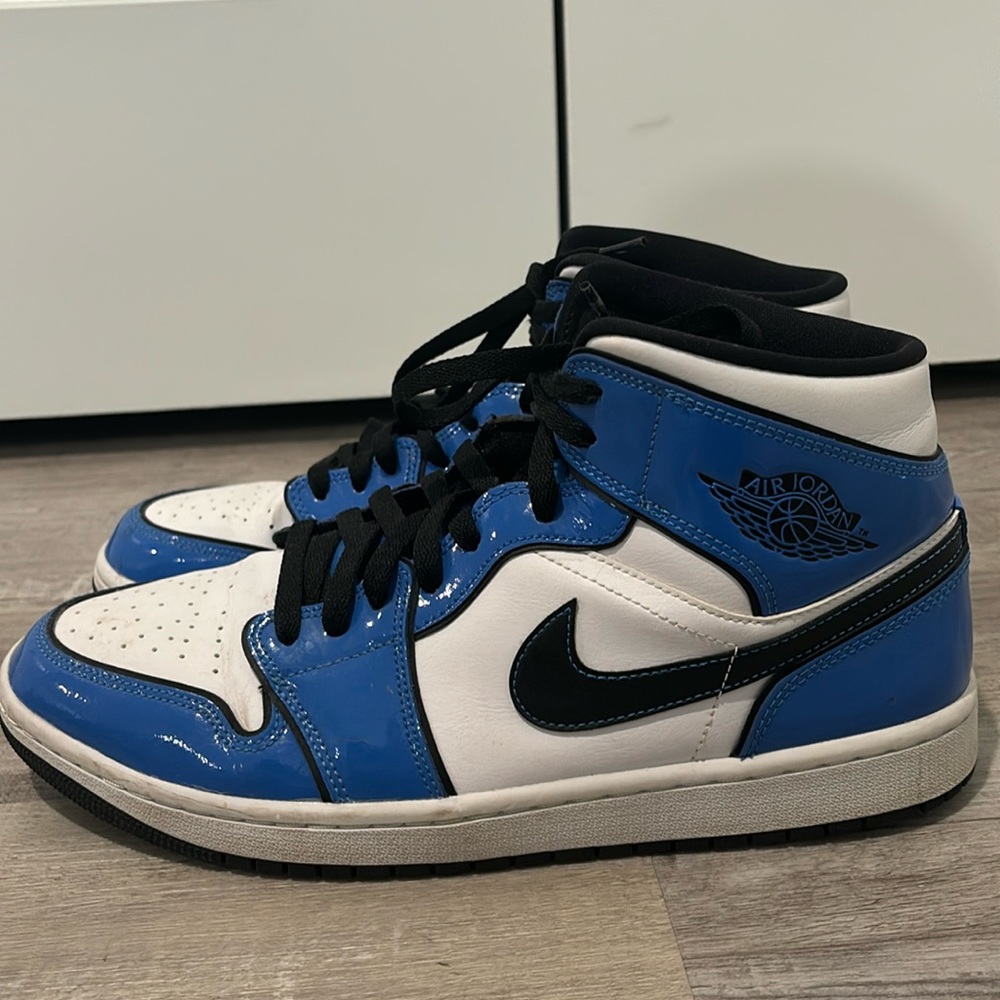 Jordan 1 Mids Signal Blue